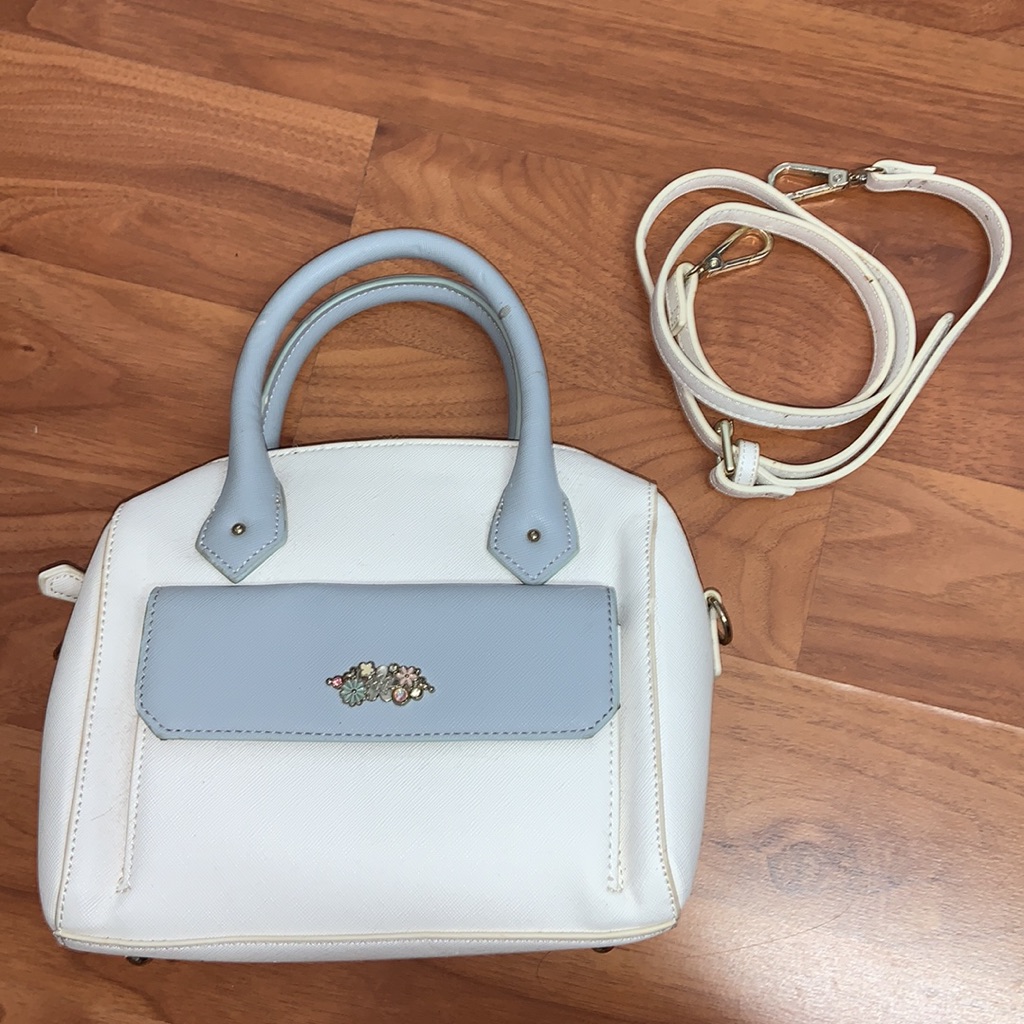 Samantha Thavasa Crossbody Bag